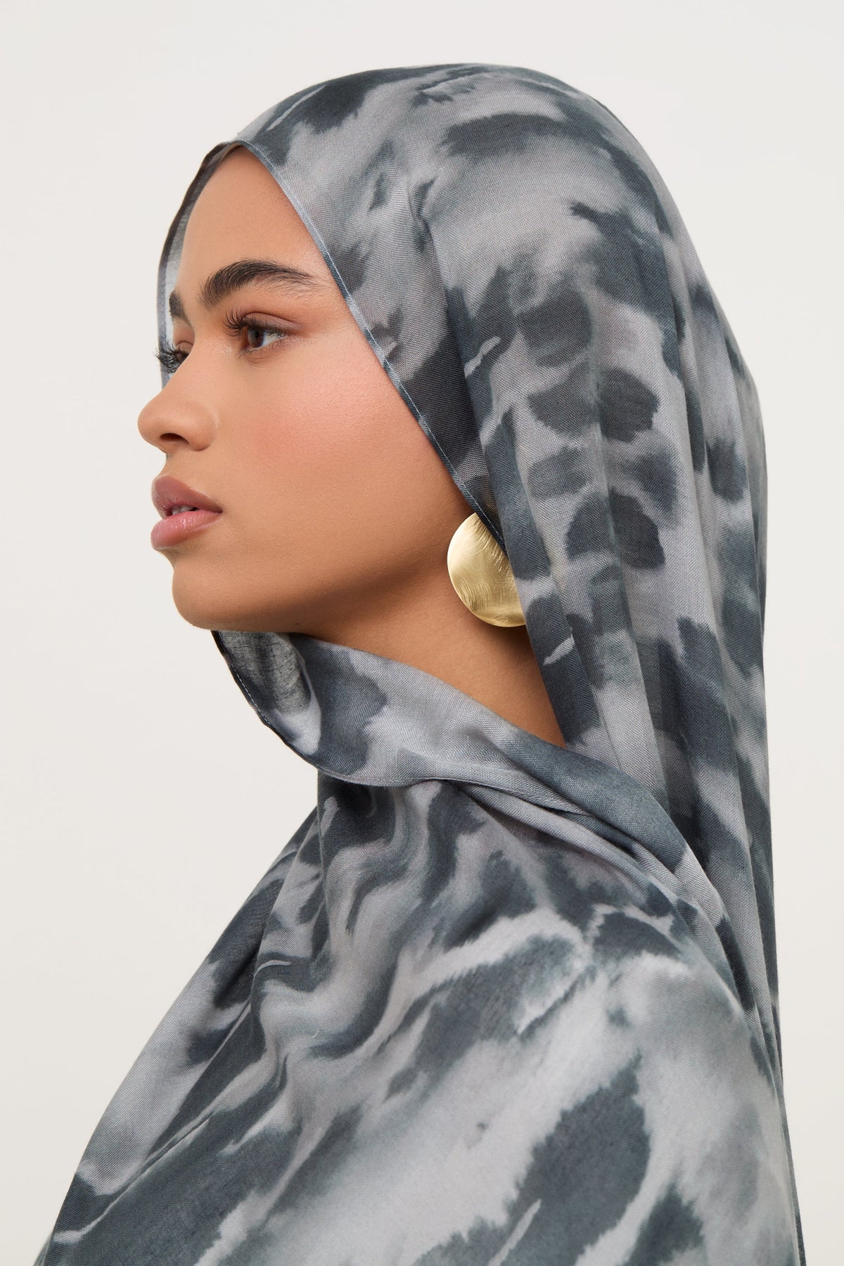 Veiled Model Printed Modals