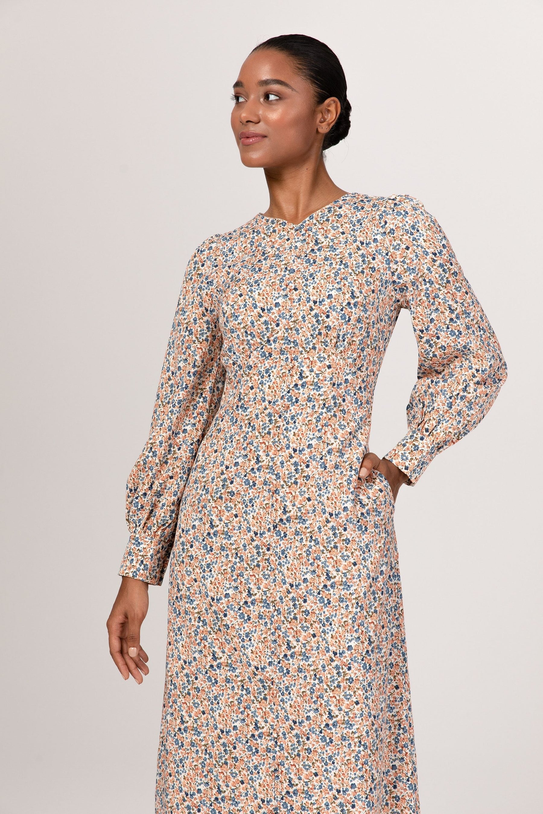 Signal revidere Besættelse Anaya Button Front Maxi Dress - Beige Floral